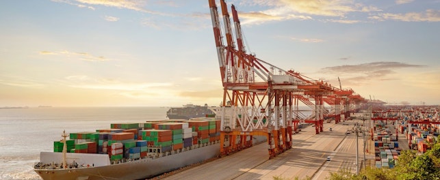 Fumigacja to proces chemicznego zwalczania szkodników, często przeprowadzany przed transportem ładunków rolnych.